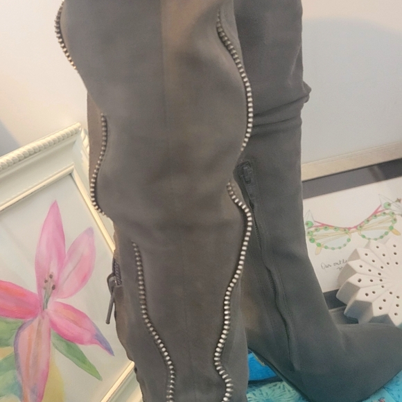 Vero Cuoio Gray Suede Boots. Slouch style. Size 7 - Picture 4 of 9